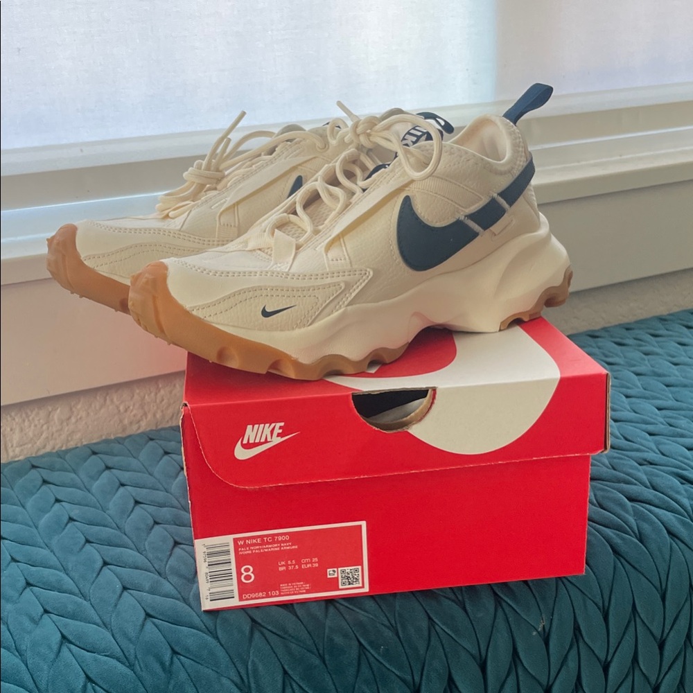 Nike Women's Sneakers in Cream and Blue (TC 7900 Ivoire Pale/Marine Armure)